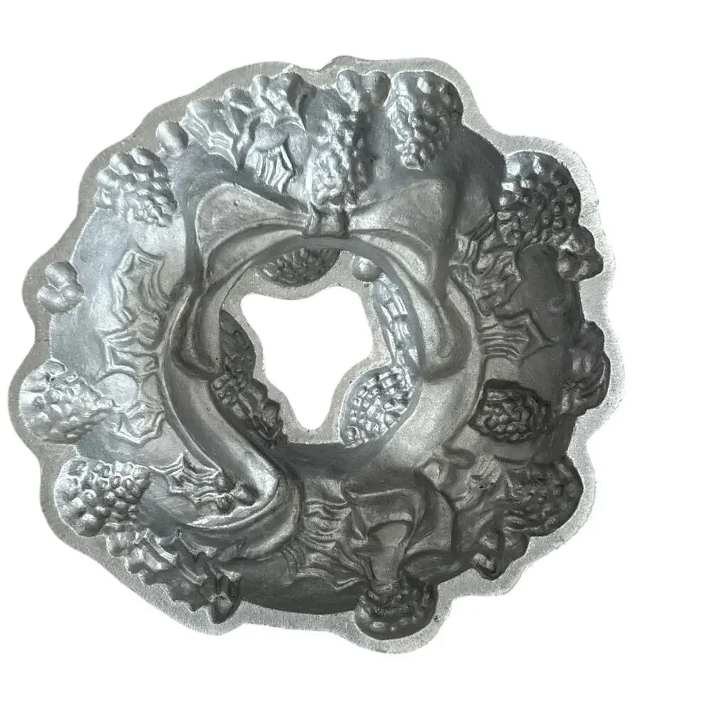 Nordic Ware Holiday Wreath Bundt Pan Cast Aluminum